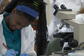 Linfield science student working on labs.