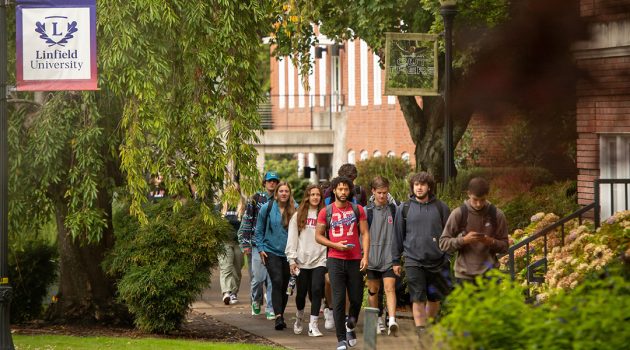 Students walking through the academic quad between classes on Linfield's McMinnville campus
