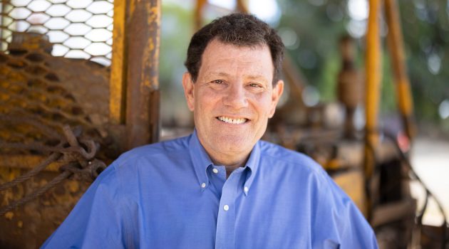 Journalist Nicholas Kristof to give address at Linfield's 2025 Commencement.